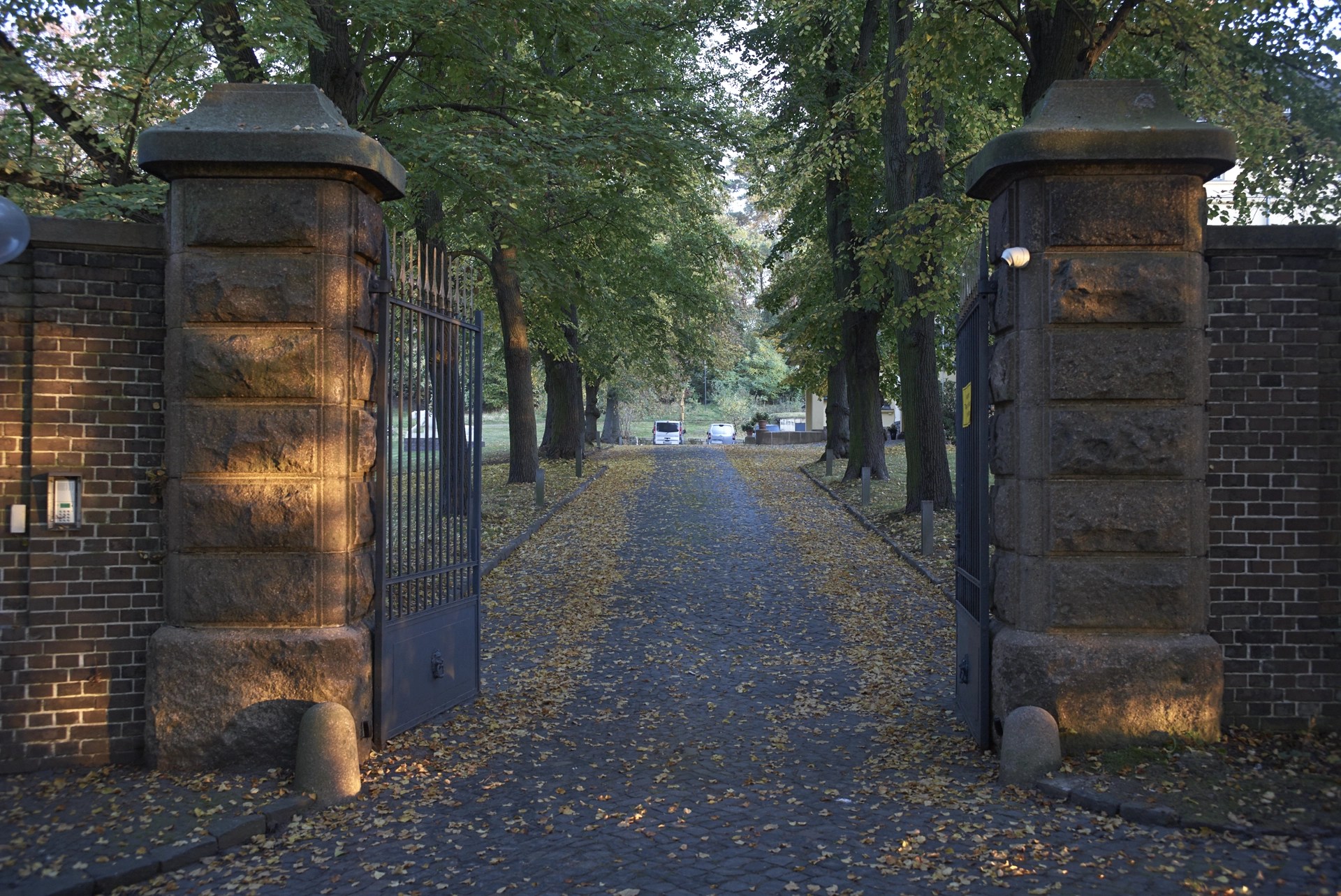 Historisches Eingangstor im Park der Villa Bleichert – stimmungsvoller Zugang zur Eventlocation bei Leipzig