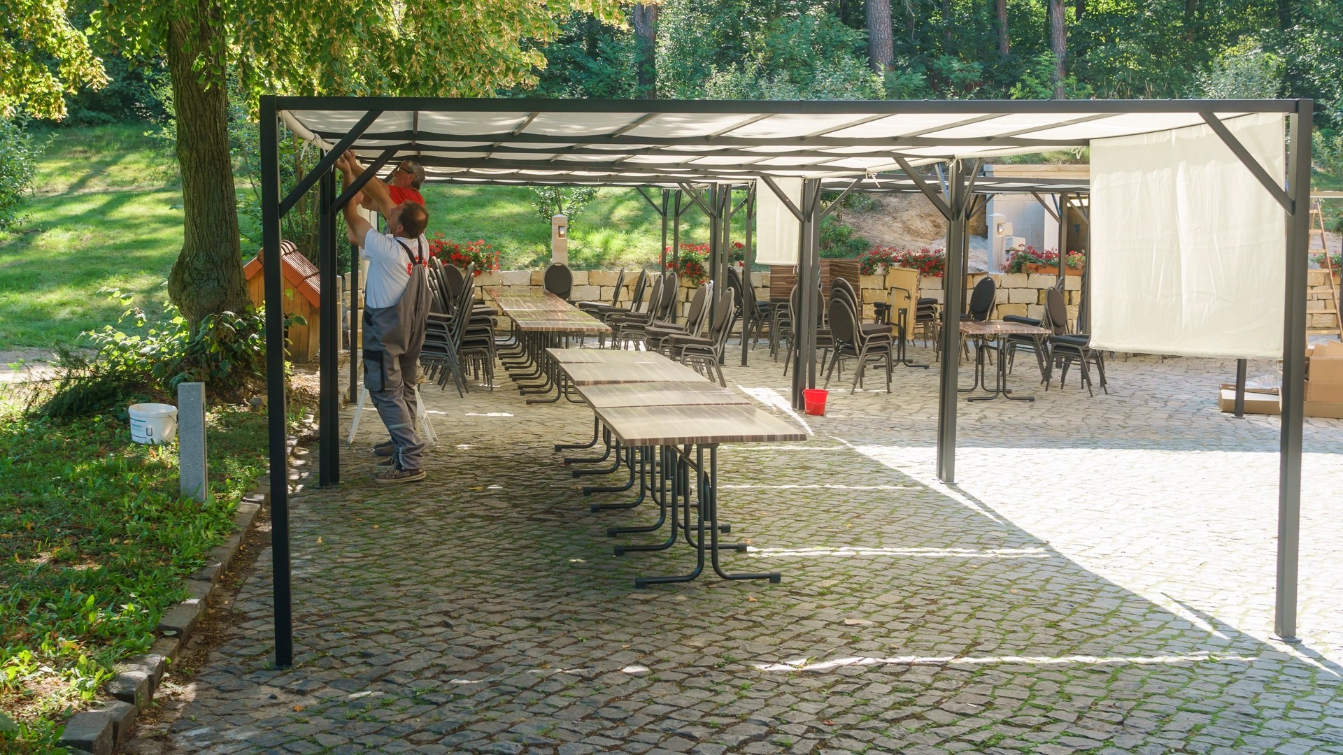 Vorbereiteter Außenbereich mit überdachten Sitzplätzen im Park der Villa Bleichert – flexible Eventfläche für Feiern und Hochzeiten im Grünen nahe Leipzig