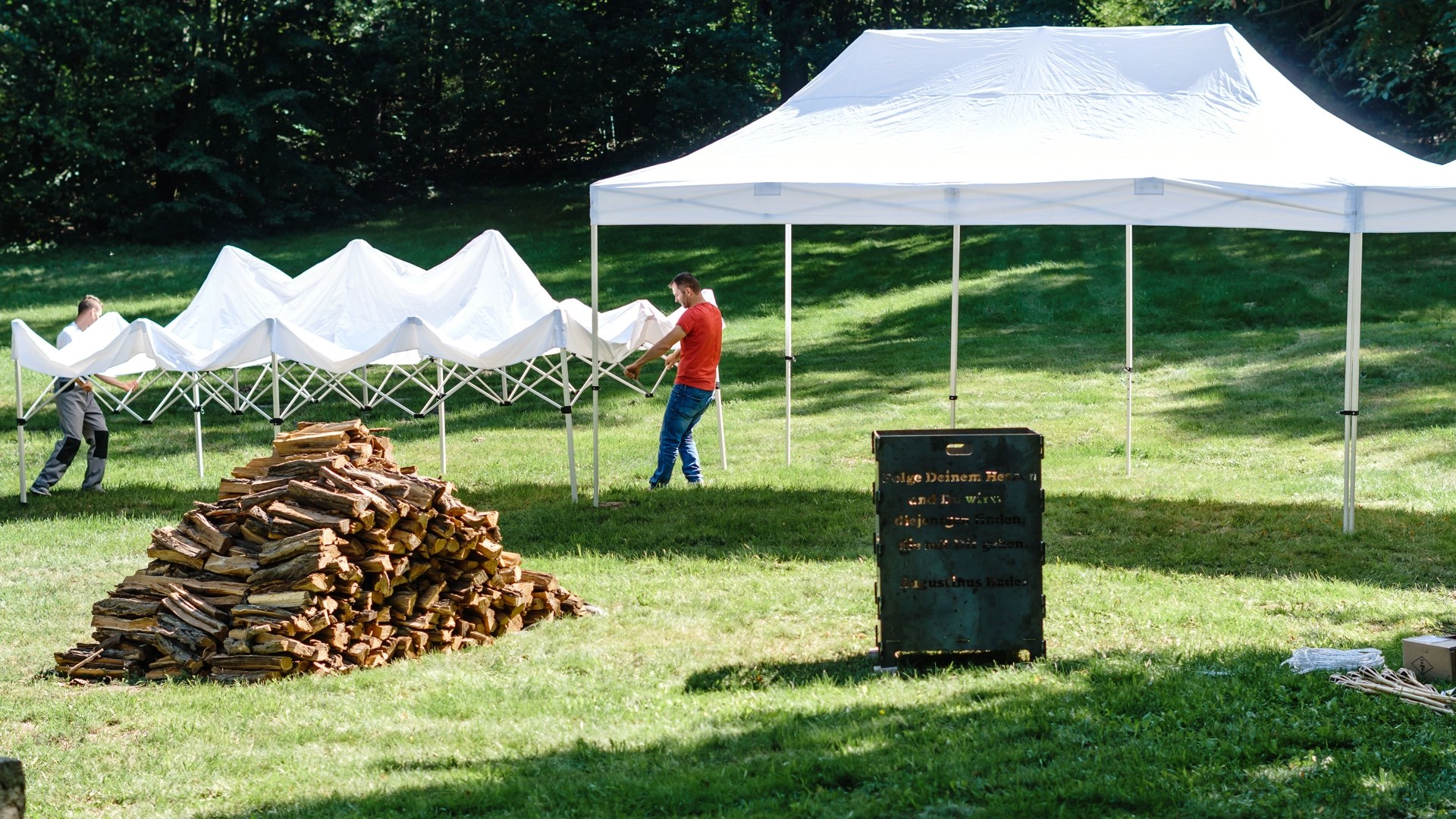 Große Wiese im Park mit aufgebautem Eventzelt – flexible Nutzung für Hochzeiten und Veranstaltungen