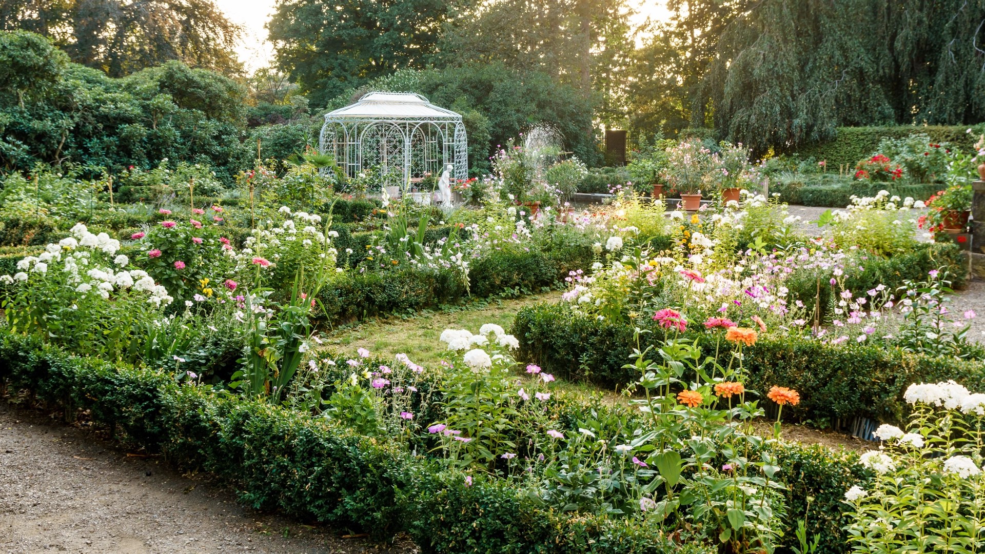 Blühender Garten im Park der Villa Bleichert – romantische Kulisse für Hochzeiten und Feiern