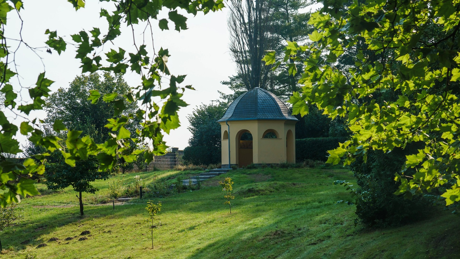 Historischer Pavillon im Grünen Park – idyllischer Ort für freie Trauungen und besondere Momente