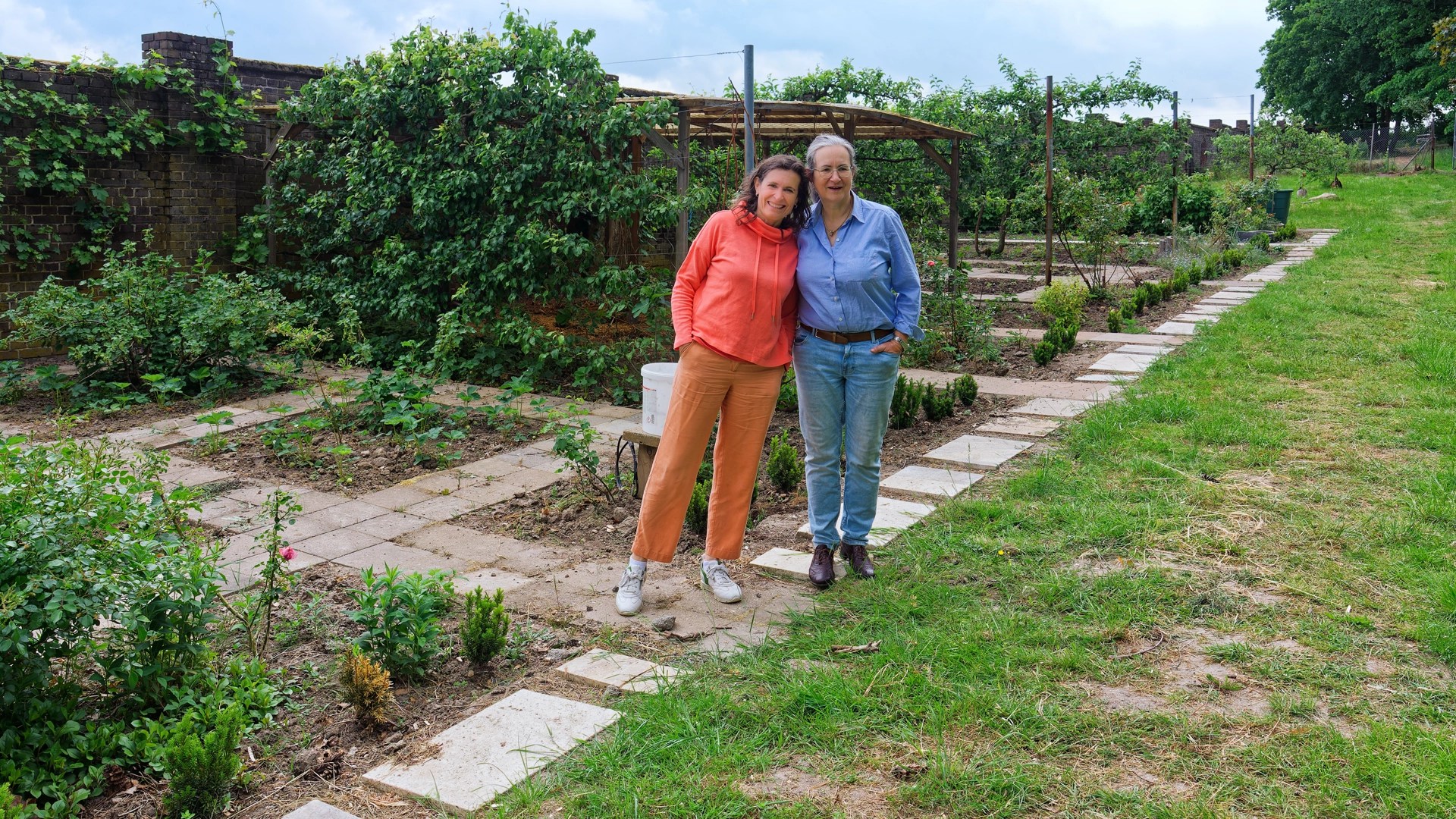 Gastgeberinnen der Villa Bleichert im Garten – persönliche und herzliche Atmosphäre der Eventlocation nahe Leipzig