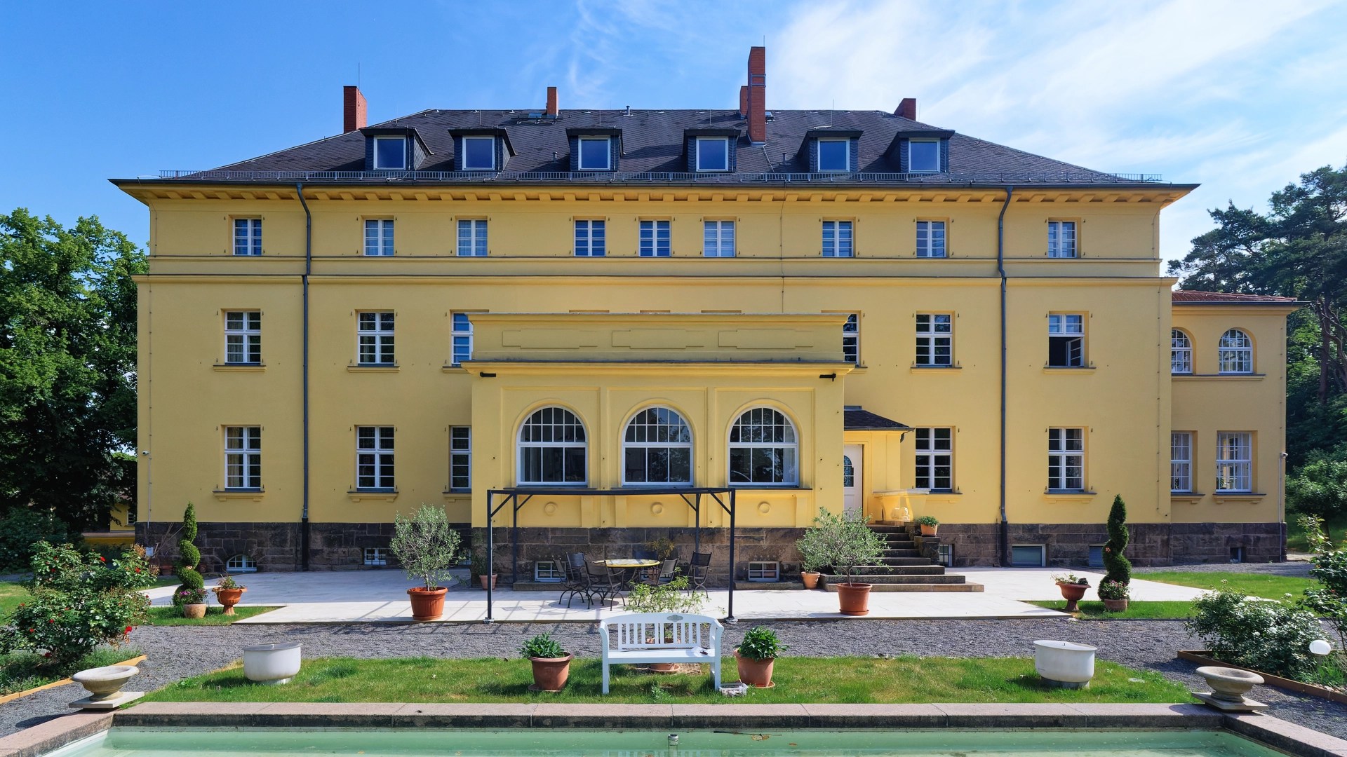 Historische Villa Bleichert mit Terrasse und Blick in den Park – stilvolle Eventlocation bei Leipzig