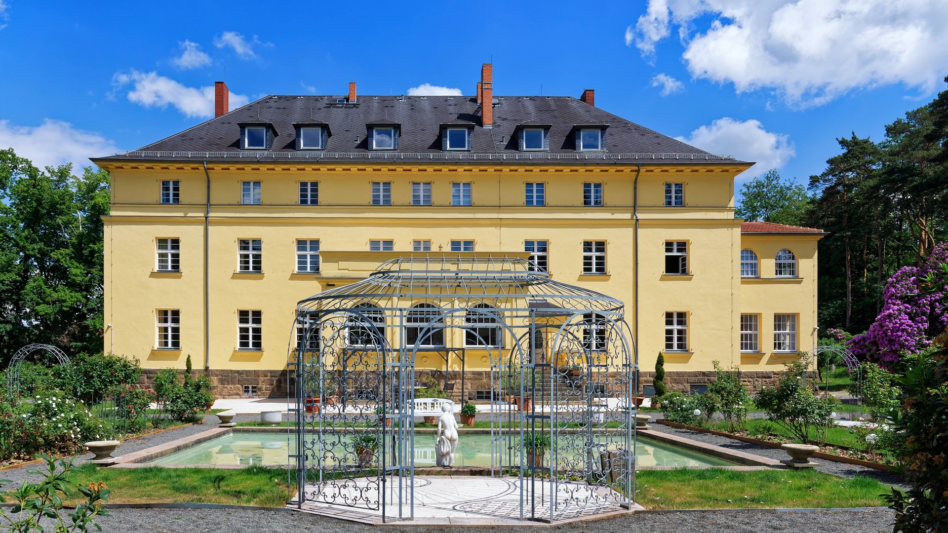 Villa Bleichert mit Pavillon im Vordergrund – elegante Location für exklusive Events nahe Leipzig