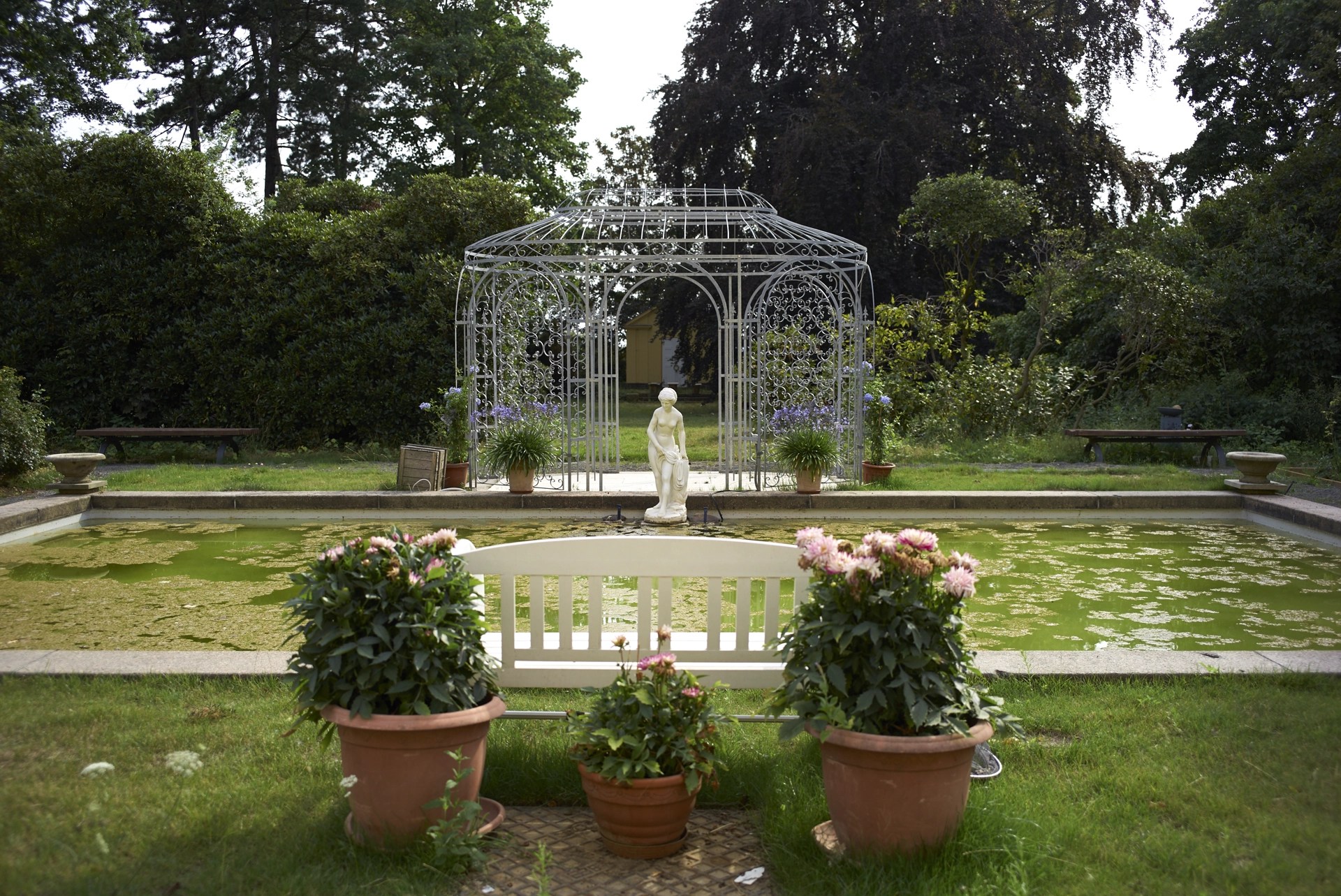 Historischer Pavillon im Park der Villa Bleichert mit Brunnen – romantische Kulisse für freie Trauungen und besondere Momente nahe Leipzig