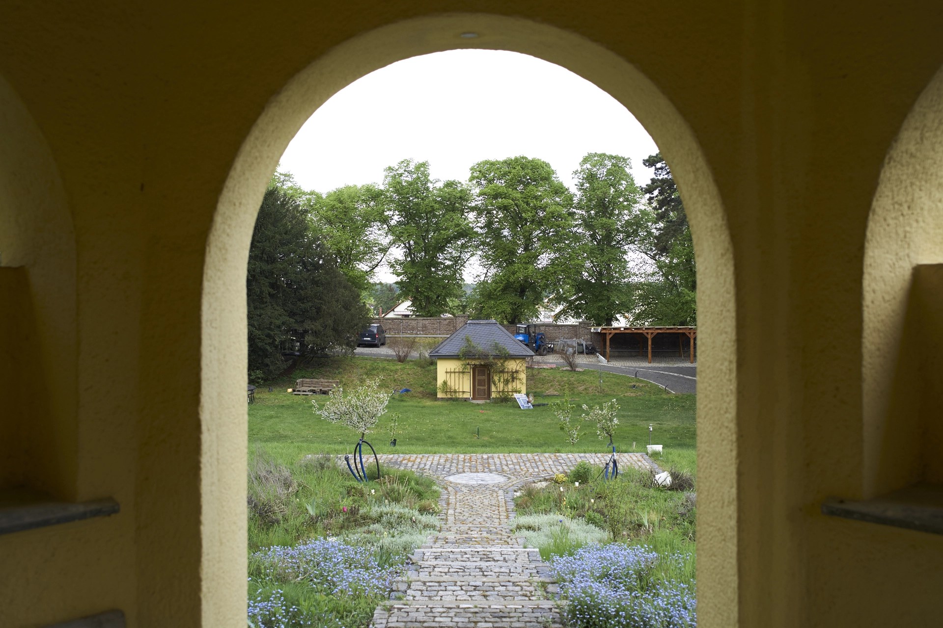 Großer Garten und Spielbereich im Grünen der Villa Bleichert – viel Platz für Kinder, Entspannung und Ferien nahe Leipzig
