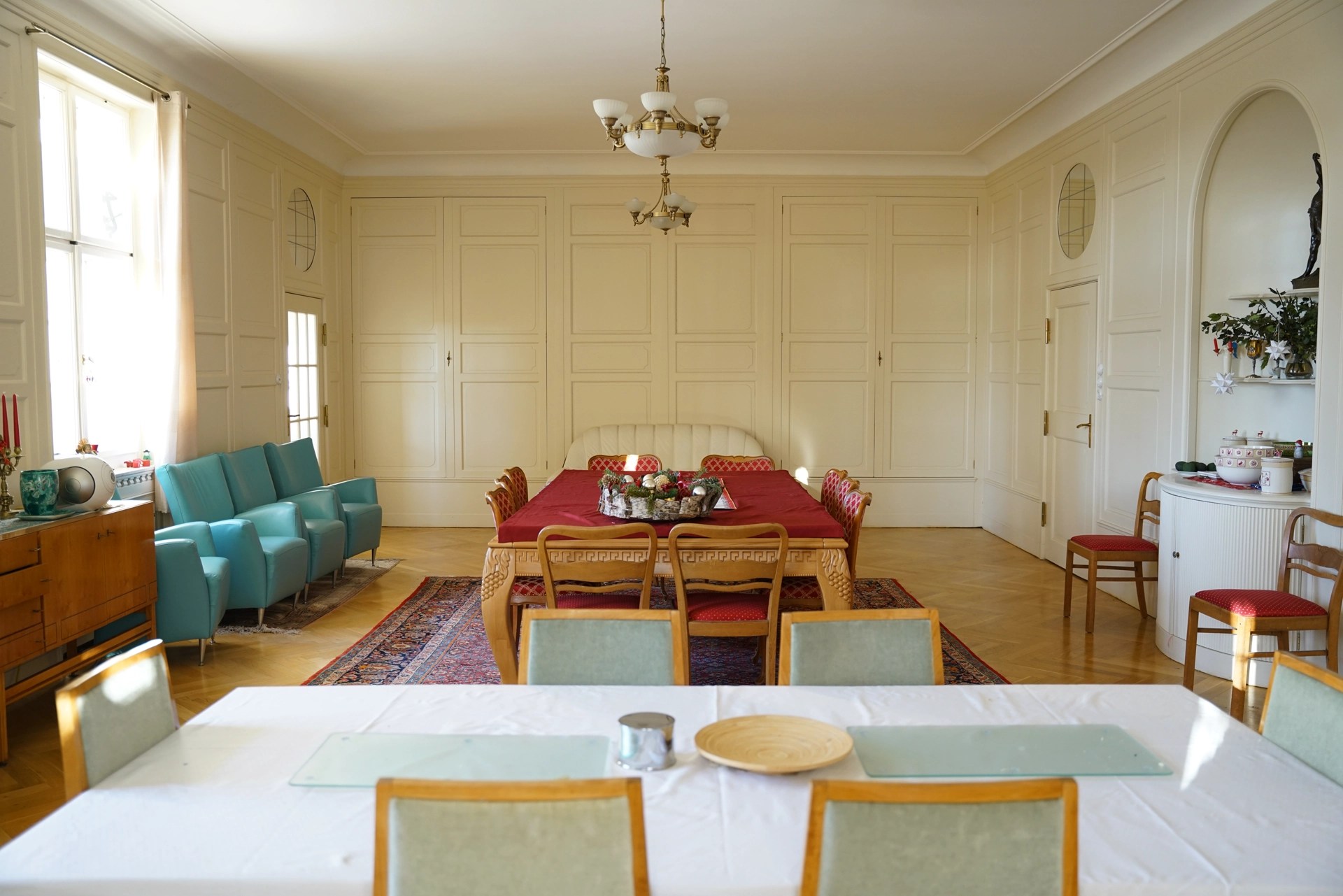 Eleganter Innenraum der Villa Bleichert mit großem Esstisch und stilvollen Sitzbereichen – ideal für Feiern und Zusammenkünfte nahe Leipzig