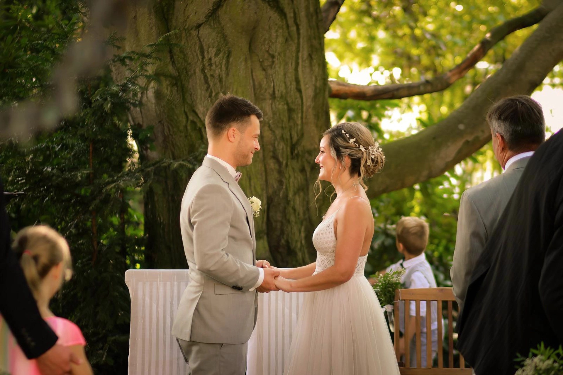 Hochzeit im Grünen im Park der Villa Bleichert – romantische Feier und entspannte Ferienatmosphäre nahe Leipzig